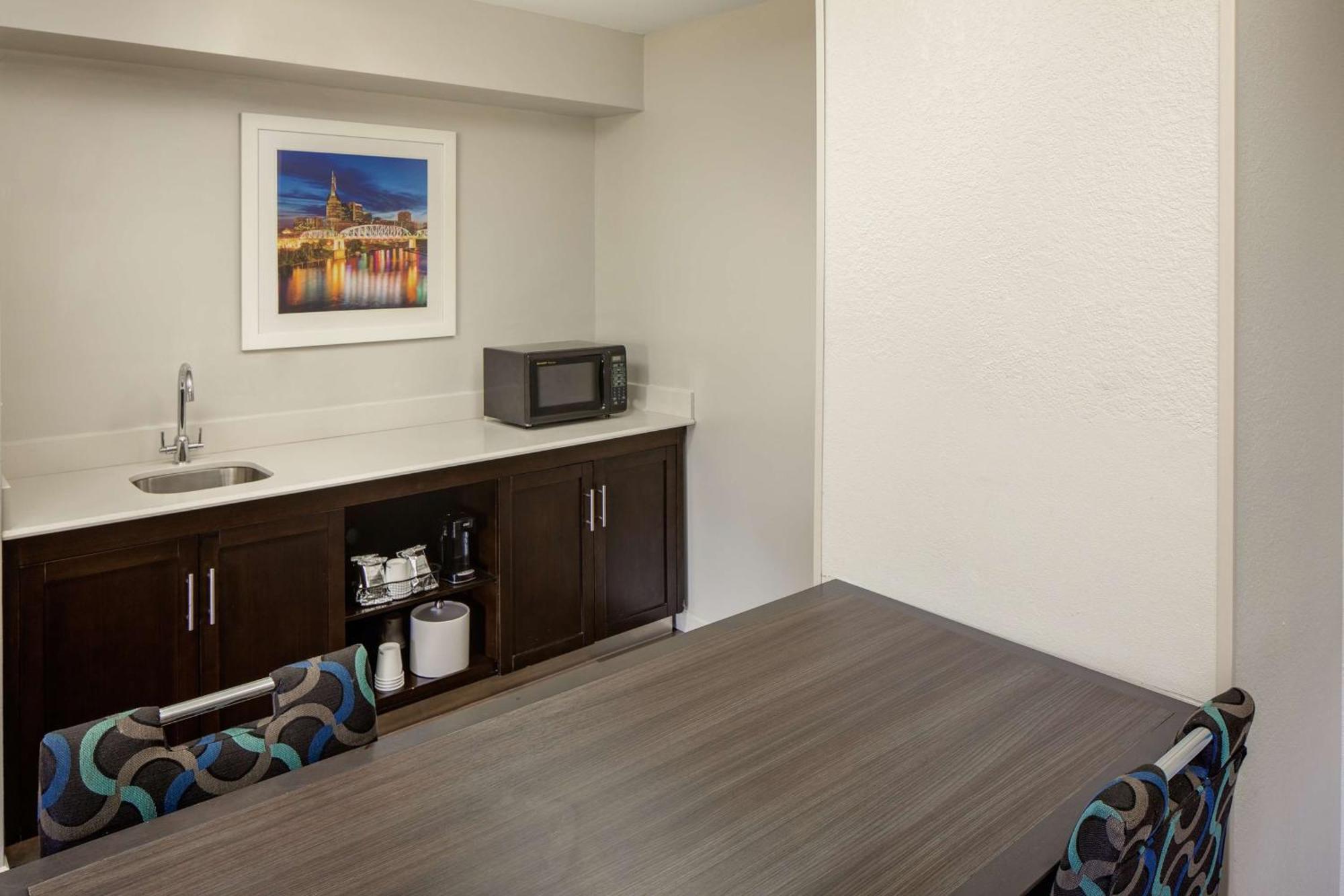 Hampton Inn & Suites Nashville-Airport Exteriör bild